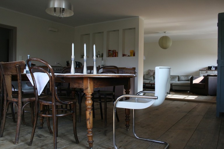 Ahşap Yemek Masası Etrafında Farklı Sandalyeler