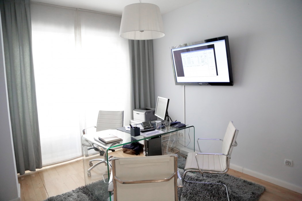 Gri Beyaz Modern Bir Home Ofis