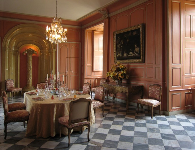 Görkemli Klasik Fransız Stili Bir Yemek Odası