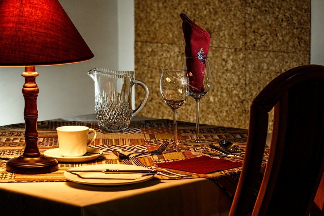 Tek Kişilik Romantik Bir Akşam Yemeği Masası